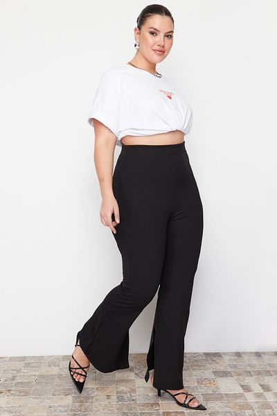 Trendyol Curve Schwarze, ausgestellte, gestrickte Hose mit spanischem Beinschlitz in Übergröße TBBAW23AR00030