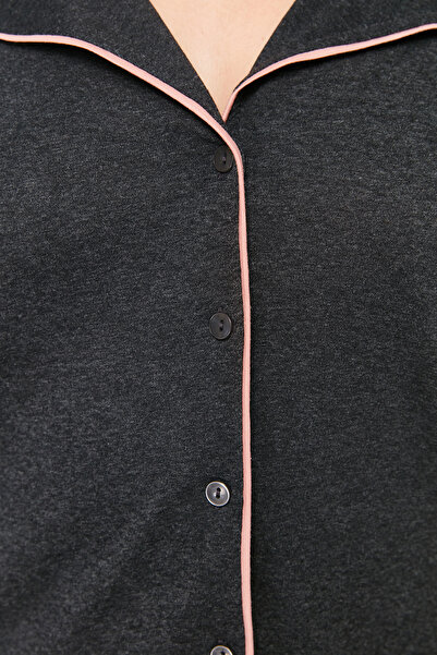 Trendyol Curve Anthrazitfarbenes Pyjama-Set mit Hemdkragen und Rippenmuster TBBSS22PT0220