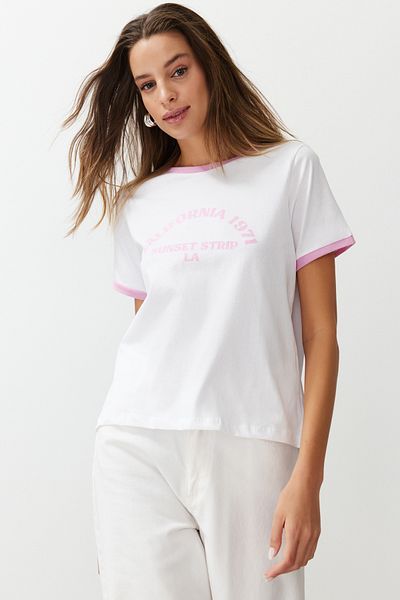 Trendyol Collection Tričko ze 100% bavlny Ecru – potisk sloganu a kontrastní detail TWOSS24TS00105