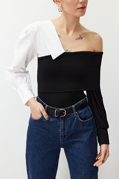 Edit by Trendyol Mehrfarbige Off-Shoulder-Bluse aus doppeltem Stoff mit Details TEDSS24BZ00017