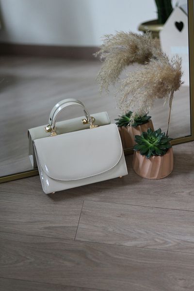 Moom Bag Geantă de umăr cu curea ovală din piele crem pentru femei