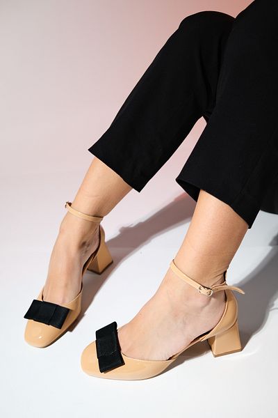 LuviShoes Pantofi de damă BRIT din piele lacuită, bej închis, cu fundă, cu toc gros