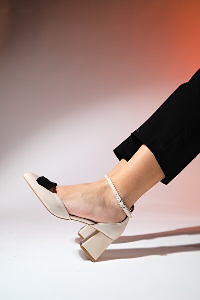 LuviShoes BRIT bézs lakkbőr női masni vastag sarkú cipő