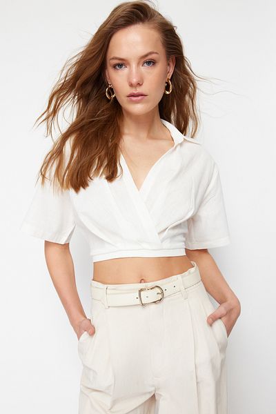 Trendyol Collection Ecrufarbene, zweireihige, kurze Webbluse TWOSS24BZ00479