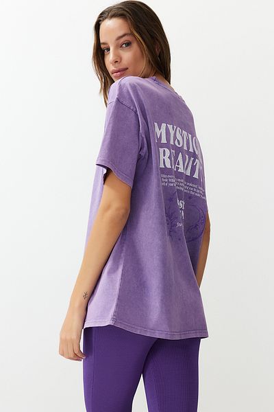 Trendyol Collection Lilafarbenes Oversize/Wide Fit T-Shirt aus 100 % gestrickter Baumwolle mit waschbarem Slogan und Aufdruck auf der Rückseite TWOSS24TS00200