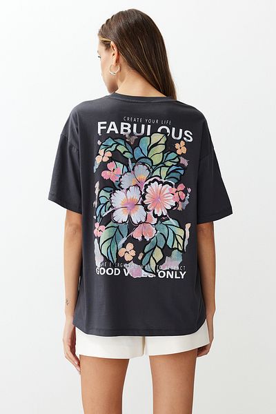 Trendyol Collection Anthrazitfarbenes, übergroßes bedrucktes Baumwoll-T-Shirt – TWOSS24TS00183