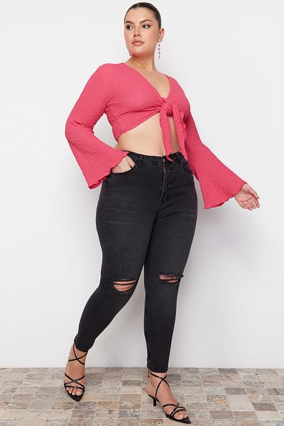 Trendyol Curve Schwarze, dehnbare Skinny-Jeans mit hoher Taille und Destroy-Details TBBSS23CJ00014