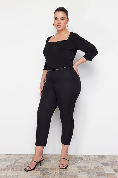 Trendyol Curve Schwarze gewebte verkürzte Hose in Übergröße - TBBAW23AR00020