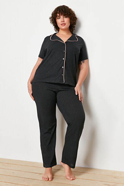 Trendyol Curve Anthrazitfarbenes Pyjama-Set mit Hemdkragen und Rippenmuster TBBSS22PT0220