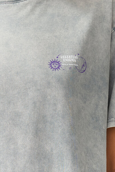 Trendyol Collection Ανοιχτό γκρι χοντρό βαμβακερό μπλουζάκι με στάμπα με σλόγκαν, πλεκτό με φόρμα oversize, πλεκτό μπλουζάκι TWOSS24TS00200