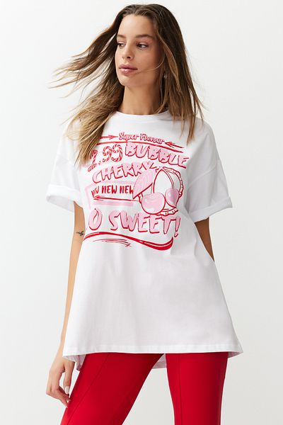 Trendyol Collection Weißes, bedrucktes, übergroßes/bequem geschnittenes Strick-T-Shirt aus 100 % Single-Jersey TWOSS24TS00123