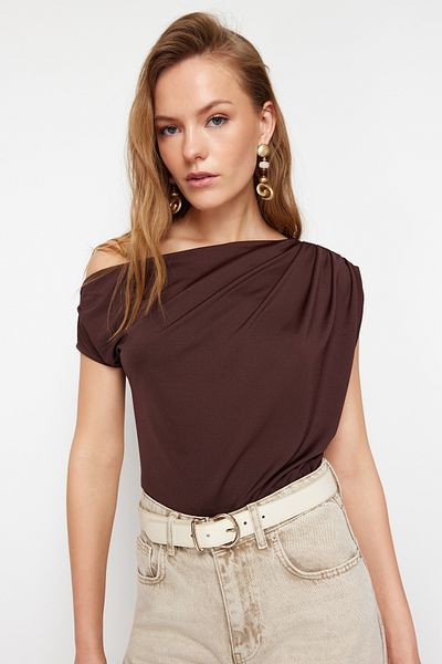 Trendyol Collection Braune, flexible Strickbluse mit normaler/normaler Passform, asymmetrischem Ausschnitt, Nullärmeln und Druckknöpfen TWOSS24BZ00396