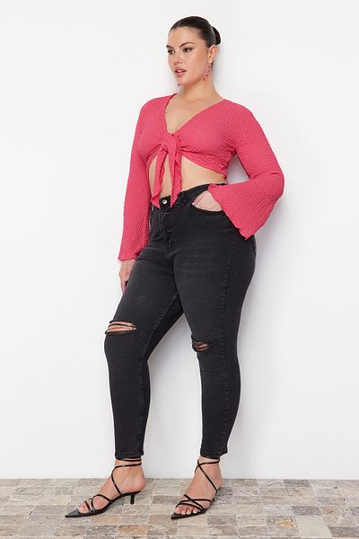 Trendyol Curve Schwarze, dehnbare Skinny-Jeans mit hoher Taille und Destroy-Details TBBSS23CJ00014