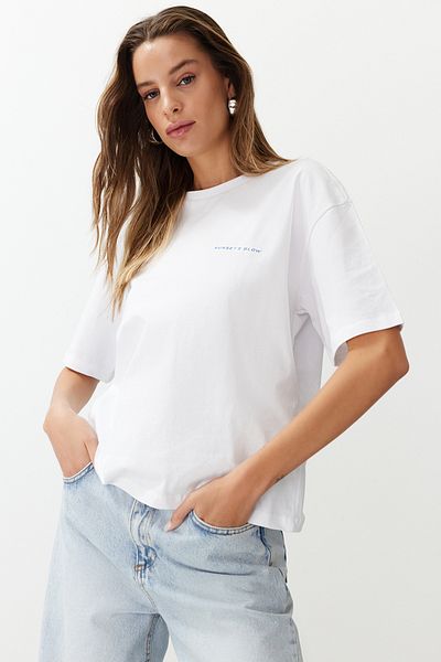 Trendyol Collection Fehér prémium 100% pamut nyomott laza/kényelmes szabású kötött póló TWOSS24TS00172