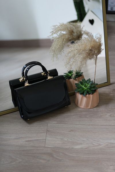 Moom Bag Γυναικείο μαύρο λουστρίνι με οβάλ κάλυμμα με λεπτομερή λουράκι ώμου