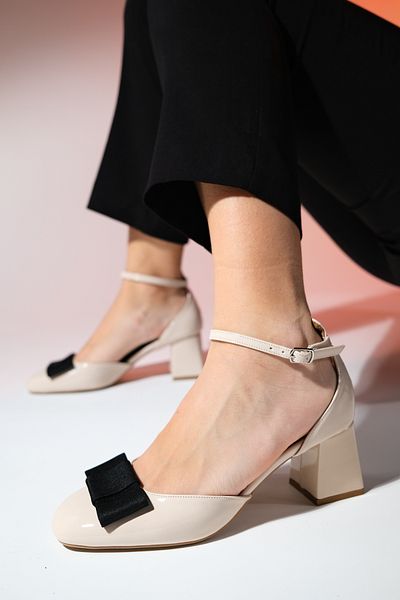 LuviShoes BRIT Béžová lakovaná dámská mašlička na tlustém podpatku
