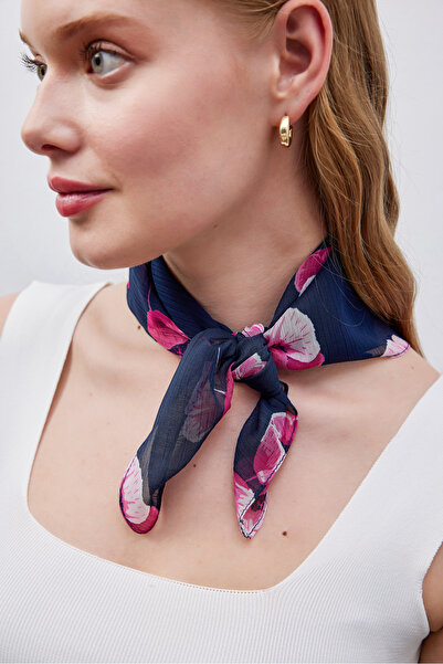 THE MOON Gelincik Çiçek Desenli Dokulu Lacivert Şifon Fular