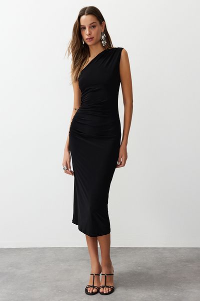 Trendyol Collection Schwarzes, drapiertes, tailliertes/tailliertes, dehnbares Midi-Bleistiftkleid aus Strick mit einer Schulter TWOSS24EL00100
