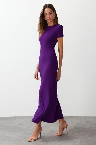 Trendyol Collection Dehnbares Strick-Maxikleid mit Rundhalsausschnitt, lila, figurbetontes Bleistiftkleid TWOSS24EL00097