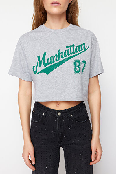 Trendyol Collection Γκρι μελανζέ 100% βαμβακερό σλόγκαν με στάμπα Πλεκτό μπλουζάκι χαλαρής/άνετης εφαρμογής Crop TWOSS24TS00174