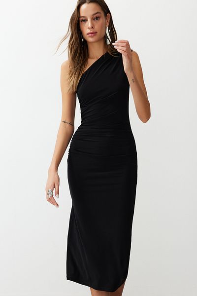 Trendyol Collection Schwarzes, drapiertes, tailliertes/tailliertes, dehnbares Midi-Bleistiftkleid aus Strick mit einer Schulter TWOSS24EL00100