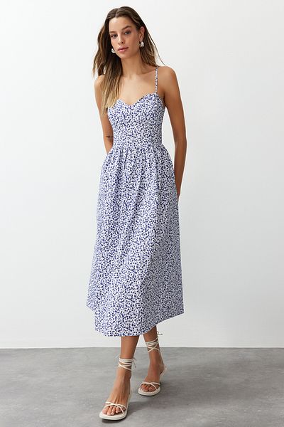 Trendyol Collection Modré květinové vzorované A-line Sweetheart Maxi popelínové tkané šaty TWOSS24EL00700