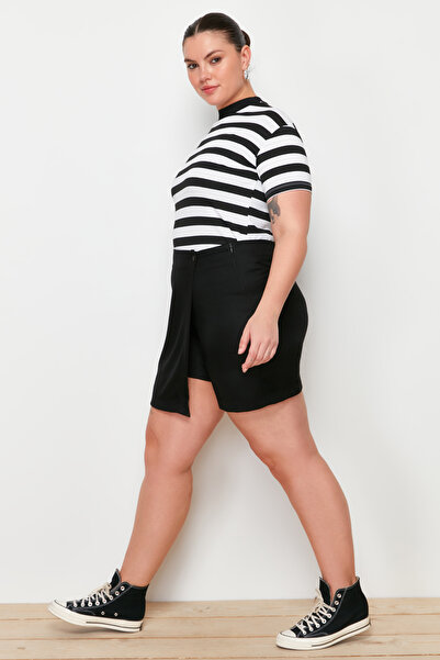 Trendyol Curve Μαύρο σορτς Plus Size - Υφαντό TBBAW24AP00002