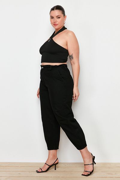 Trendyol Curve Schwarze Mom-Jeans mit hoher Taille und detaillierten Taschen TBBAW23CJ00007