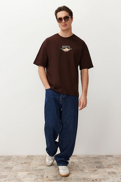 Trendyol Collection Καφέ Oversize βαμβακερό μπλουζάκι με κέντημα τοπίου - TMNSS24TS00197