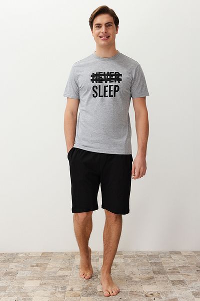 Trendyol Collection Graue Sommer-Pyjama-Shorts mit normaler Passform und Aufdruck – 100 % Baumwolle THMSS21PT0216