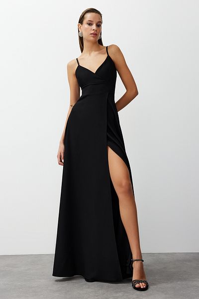 Trendyol Collection Μαύρο σκίσιμο Λεπτομερές υφασμένο μακρύ κομψό βραδινό φόρεμα TPRSS24AE00121
