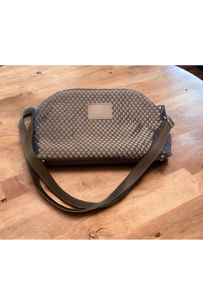 Nuggita Secret Scholarship Clutch Ръчна чанта / Чанта за през рамо Тъмносиня / Меден цвят Тафта Детайл от плат