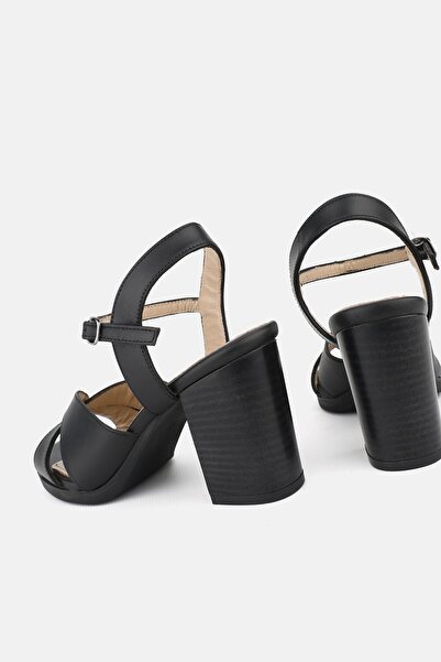 TUNAELLİ WOMEN'S BLACK GENUINE NATURAL LEATHER THICK HEELED STRAPPED SANDALS