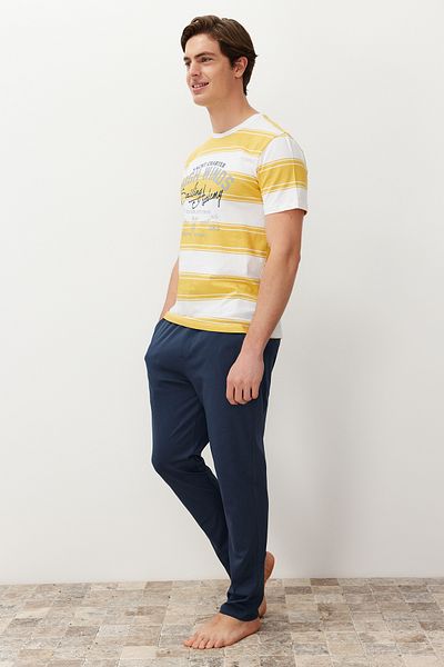Trendyol Collection Žlutá pruhovaná pletená pyžamová souprava Regular Fit - TMNSS24PT00041