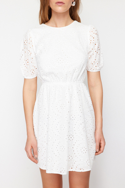 Kolekcia Trendyol Ecru A-line elastický pás tkané mini vyšívacie šaty TWOSS24EL00736