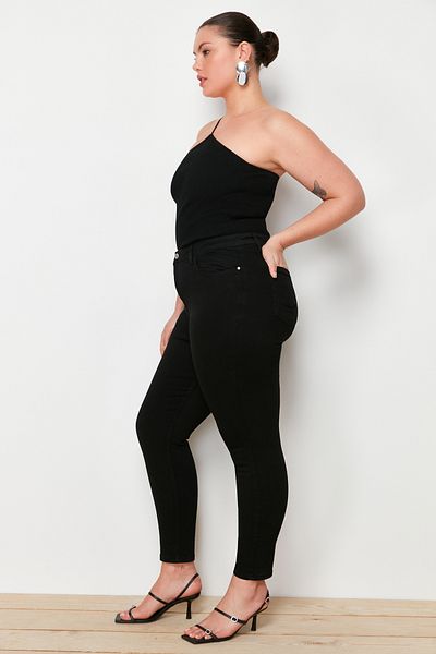 Trendyol Curve Schwarze Skinny Jeans mit hoher Taille TBBAW23CJ00012