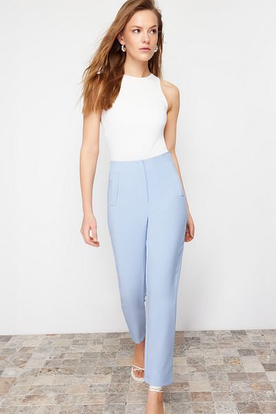 Trendyol Collection Knöchellange hellblaue Zigarettenhose mit hoher Taille – gewebter Stoff mit Spannzangen TWOSS20PL0515