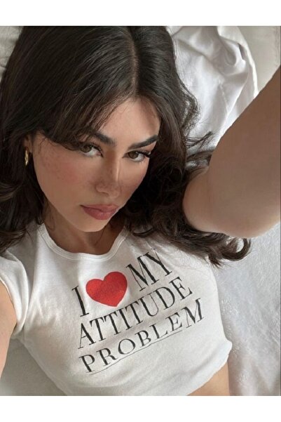 Papiloin بلوزة "I Love My Attitude Problem" باللون الأبيض بتفاصيل مكتوبة بالل...
