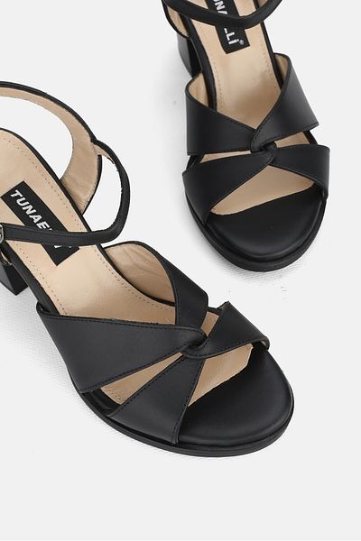 TUNAELLİ WOMEN'S BLACK GENUINE NATURAL LEATHER THICK HEELED STRAPPED SANDALS