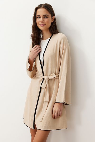 Trendyol Collection Beigefarbener Baby-Overlock-Strick-Morgenmantel mit Gürtel THMSS24SB00012