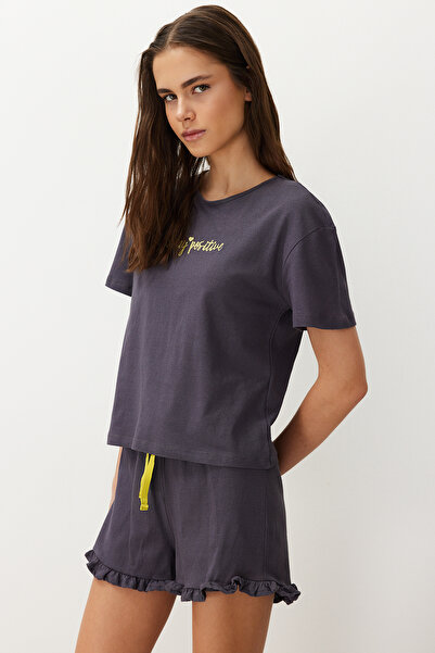 Trendyol Collection Antracitová 100% bavlna Vyšívaný volán Detailní tričko-šortky Pletená sada pyžama THMSS20PT0165