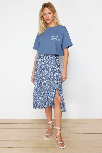 Trendyol Collection Blau bedruckter High Waist Midi Stretch Strickrock mit Raffung und Volant TWOSS21ET0029