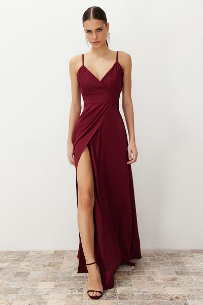 Trendyol Collection Rochie de seară lungă și elegantă țesută cu fante burgundă TPRSS24AE00121