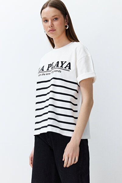 Kolekcia Trendyol Ecru Slogan a pruhované tričko pohodlného strihu – 100 % bavlna Twoss24Ts00129