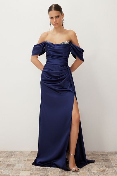 Trendyol Collection Detailní detail doplňku s námořnickou modří, dlouhé večerní šaty s nízkým rukávem – TPRSS24AE00186