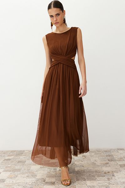 Trendyol Collection Hnědé pletené tylové šaty s oknem/výřezem TPRSS24EL00022