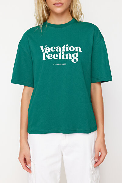 Trendyol Collection Σμαραγδένιο πράσινο εμπριμέ Premium 100% παχύ βαμβακερό πλεκτό μπλουζάκι με χαλαρή/άνετη εφαρμογή TWOSS24TS00178