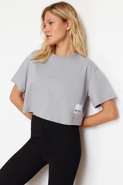 Trendyol Collection Šedá 100% bavlna Uvolněný/pohodlný střih tkaný štítek Detailní pletené tričko TWOSS24TS00219