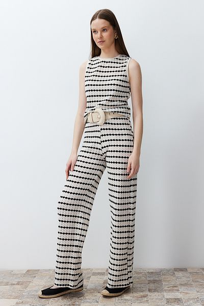 Trendyol Collection Ecrufarbene, gestreifte Hose in Strickoptik mit geradem Schnitt TWOSS24PL00101