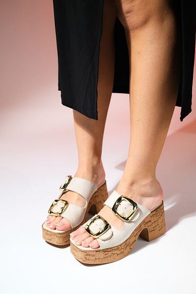 LuviShoes SLAPY Beige Wildleder-Damenpantoffeln mit goldener Schnalle und Plateauabsatz